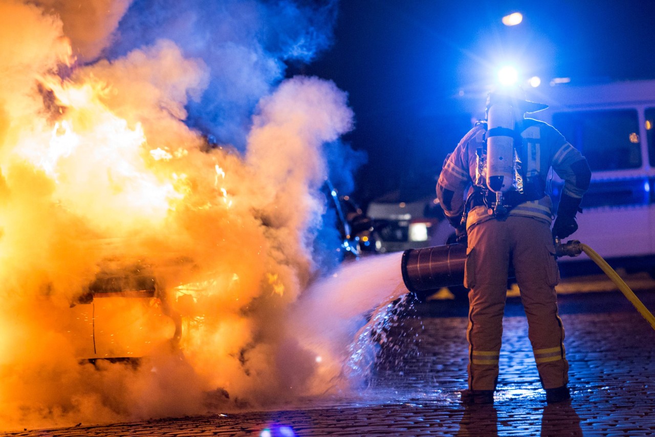 Thüringen: Auf der B7 bei Altenburg ist ein Auto komplett ausgebrannt. Ein Mensch starb in den Flammen. (Symbolbild)(Symbolbild)