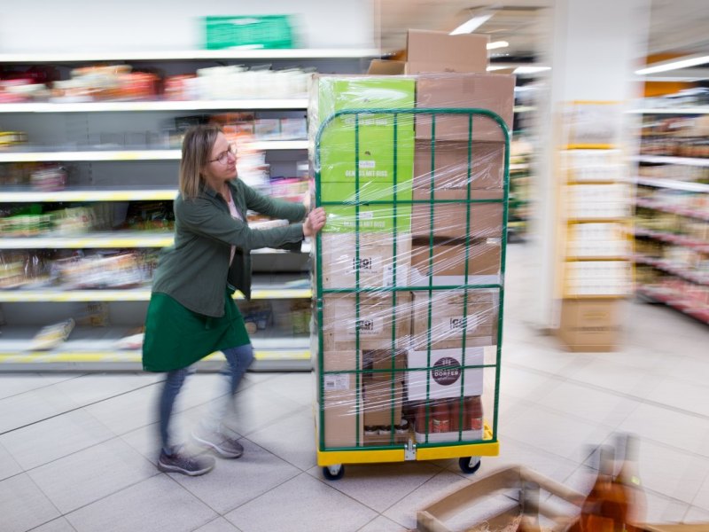 Frau Getränkemarkt