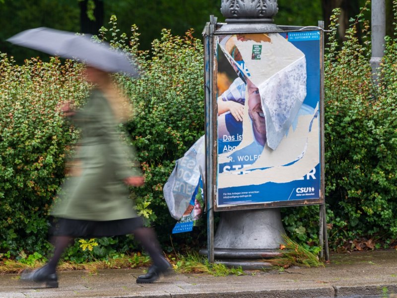 Frau am Straßenrand Thüringen