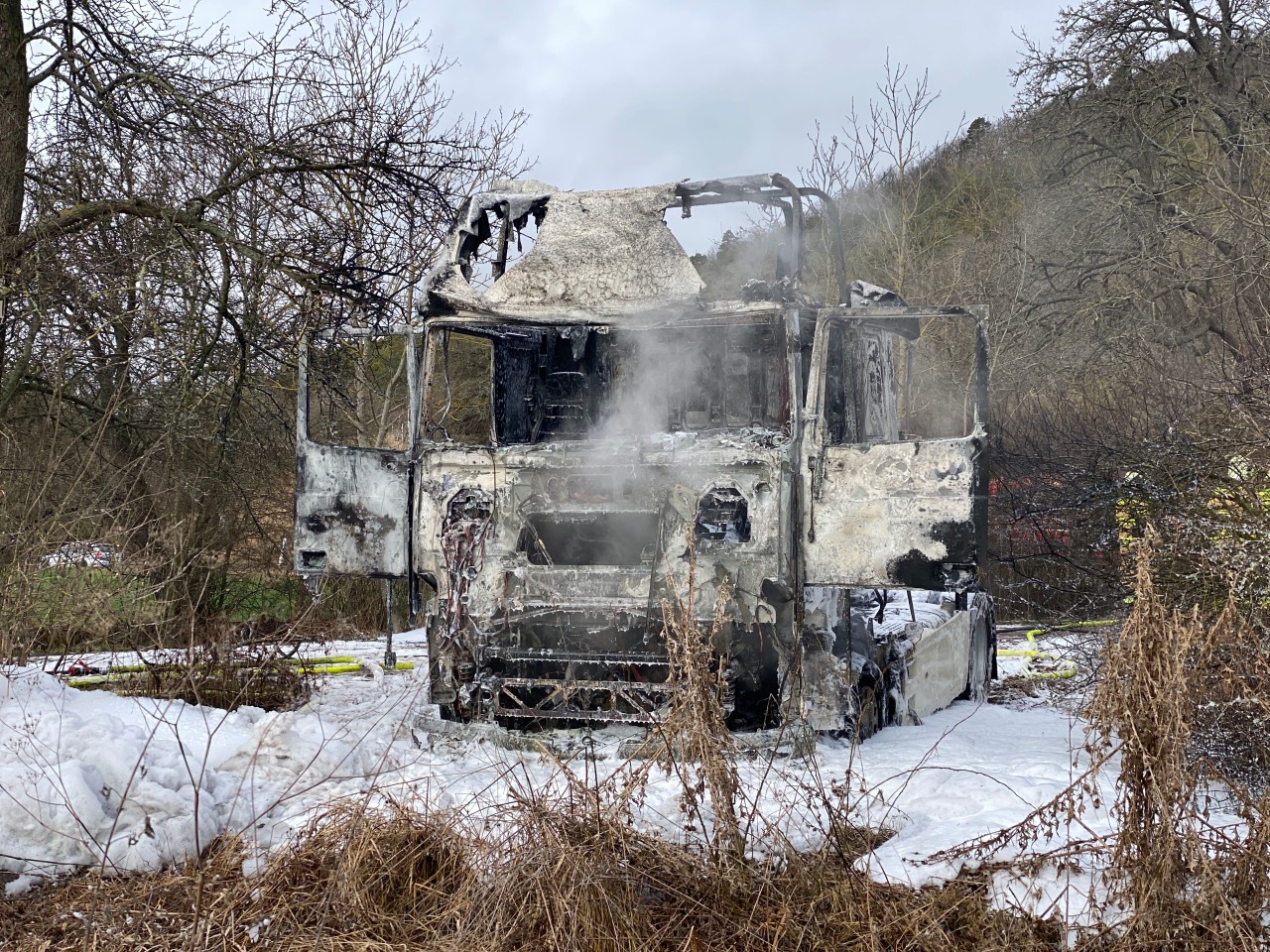 Im Kreis Gotha brannte ein Lkw vollständig aus. Die Feuerwehr gibt aber eine kleine Entwarnung. 