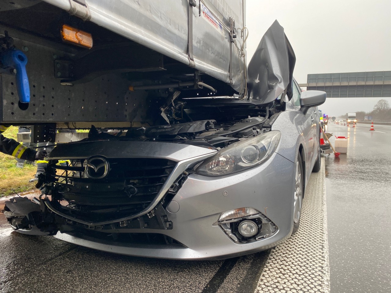 Ein Mazda ist auf der A4 bei Gotha in einen Lkw gedonnert. 