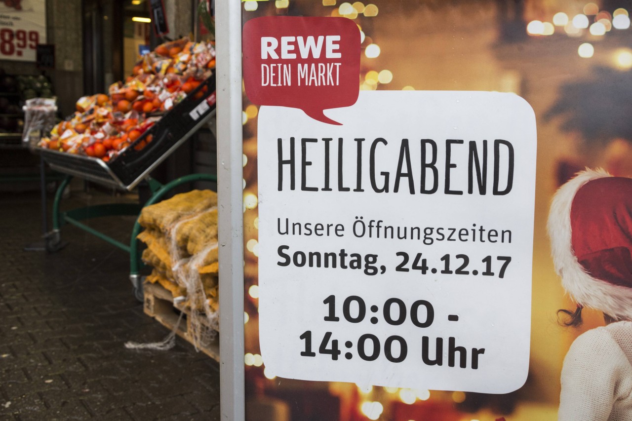 Die meisten Rewe-Filialen haben an Heiligabend und an Silvester bis 14 Uhr geöffnetn. Aber Vorsicht! Es gibt auch Ausnahmen!