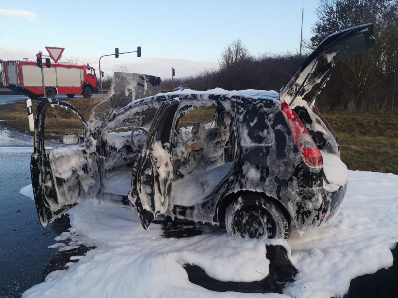 Die Feuerwehr musste den Brand mit Schaum löschen.