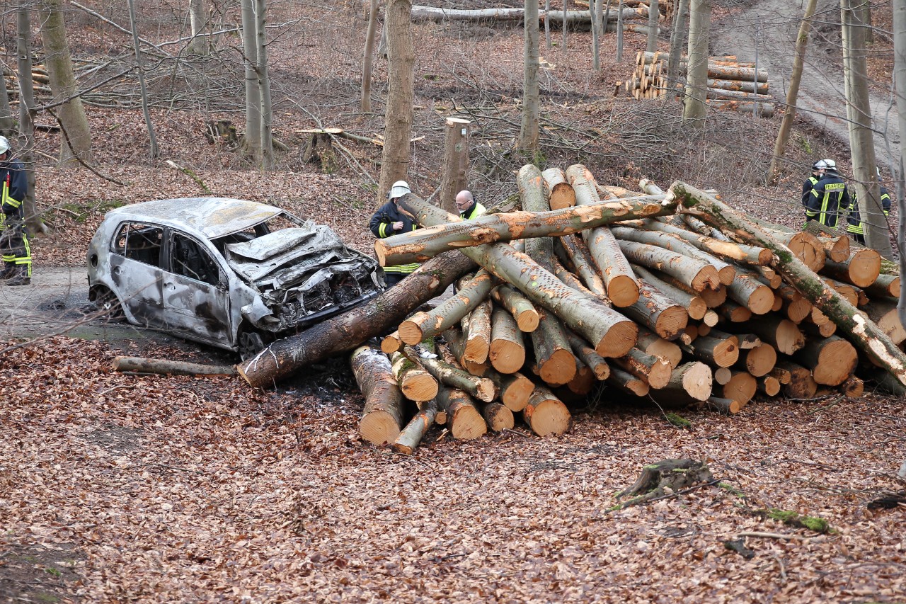 Ein Mensch ist bei dem Unfall in Thüringen ums Leben gekommen. Die Identität ist noch nicht geklärt. 