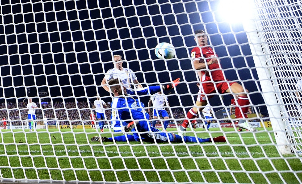 Bayerns Robert Lewandowski (r.) trifft hier zum 3:0 an Jenas Torhüter Raphael Koczor (vorn) vorbei. 