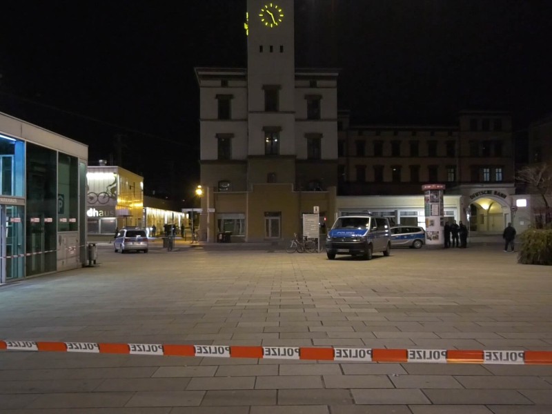 Die Polizei untersuchte bis in die Nacht das Gelände rund um den Erfurter Hauptbahnhof. Foto: Tony Schmidt