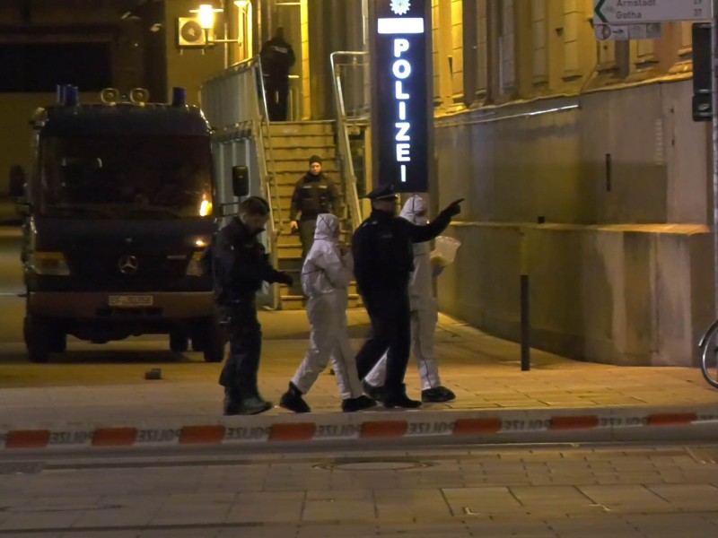 Die Polizei untersuchte bis in die Nacht das Gelände rund um den Erfurter Hauptbahnhof. Foto: Tony Schmidt