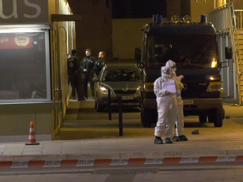 Die Polizei untersuchte bis in die Nacht das Gelände rund um den Erfurter Hauptbahnhof. Foto: Tony Schmidt