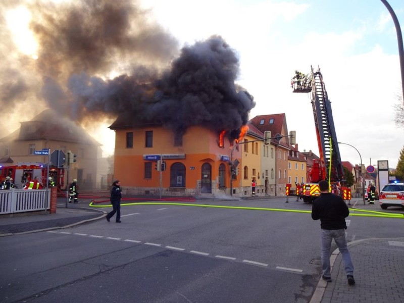 Bei einem Brand in Weimar ist am Freitagmorgen (10.03.2017) ein Mann verletzt worden. Er erlitt eine Rauchgasvergiftung. Die Wohnung in der Röhrstraße brannte vollständig aus. (Foto: Feuerwehr)