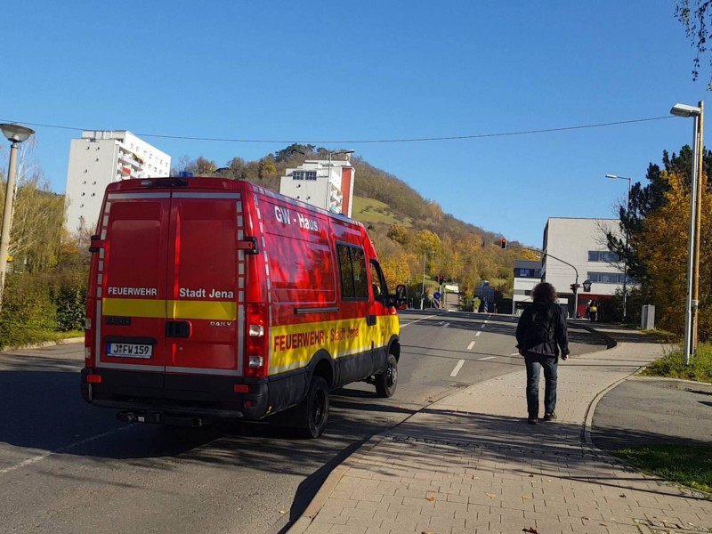 Später rücken die Einsatzkräfte dann auf das Gelände der Klinik vor.