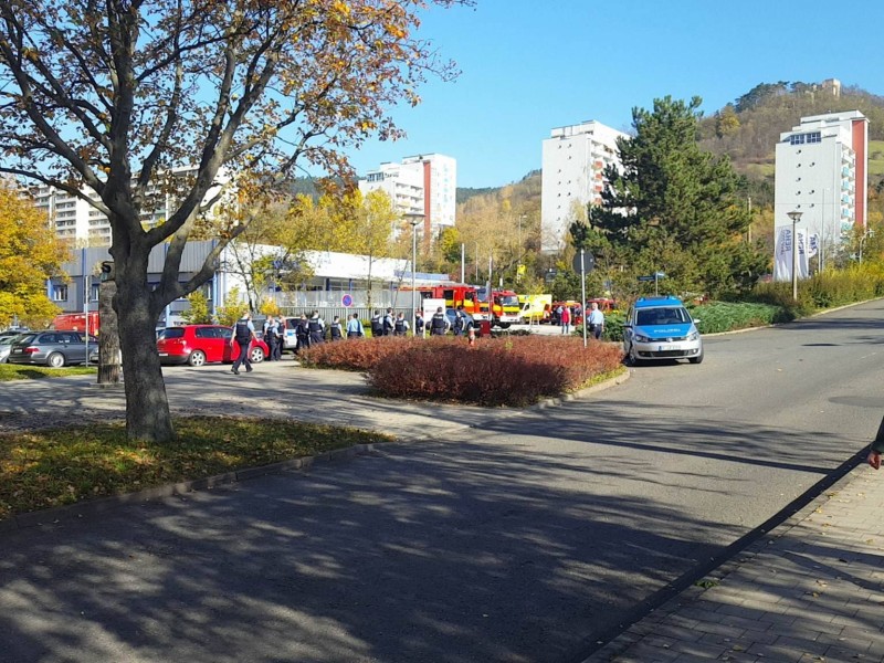 Die Feuerwehr und Polizei hatten sich zu Beginn des Einsatzes gegenüber des Klinikums gesammelt.