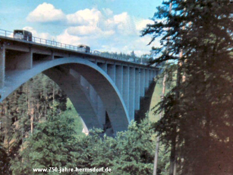 Der Täter hatte die Zehnjährige offenbar in der Nacht von der A4-Brücke geworfen. Ein Pannenhelfer erinnerte sich nun an einen Kleintransporter. Das Foto ist historisch, die Brücke wurde inzwischen abgerissen und daneben eine neue gebaut. (Fotos: Polizei)