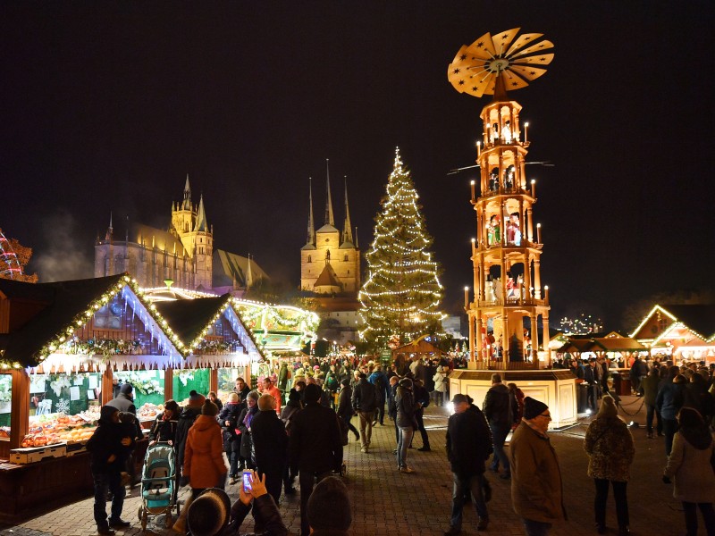 Der Weihnachtsmarkt 2018 in Erfurt ist eröffnet. Auf dem Domplatz rund um Weihnachtsbaum Rupfi versammelten sich am Dienstag (27.11.2018) zahlreiche Menschen, um die Adventszeit einzuläuten, traditionell mit dem Nikolaus und Oberbürgermeister Andreas Bausewein. Das Theater Erfurt gab den Besuchern einen Einblick in das neue Stück „Aladin und die Wunderlampe“. Hier haben wir die schönsten Bilder für euch!