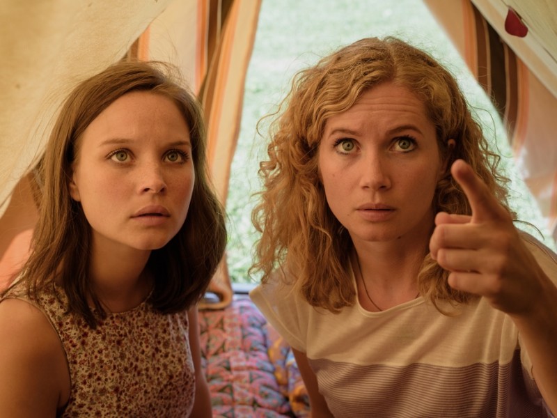 Maja (Sonja Gerhardt, l.) und Catrin (Cornelia Gröschel, r.), verstummen beim Anblick einer Abhör- Wanze in ihrem Zelt.