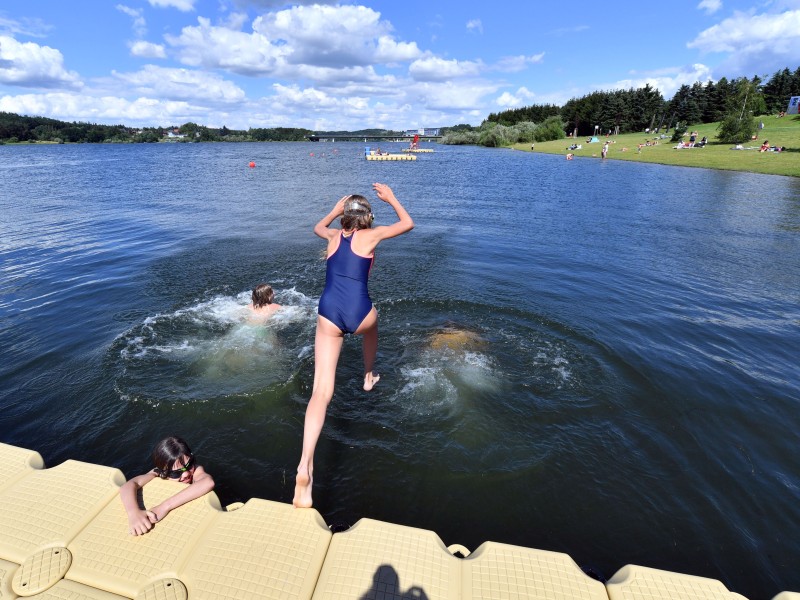 An der Talsperre Zeulenroda ist am Montag (27.06.2016) ein neues Strandbad eröffnet worden. Foto: dpa