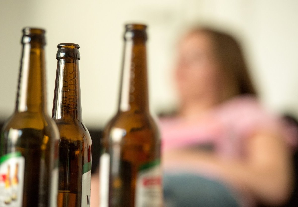 74858369 dpa sucht Symbolfoto Alkohol Alkoholismus Bier Bierflasche Saufen Sucht Betrunken.jpg