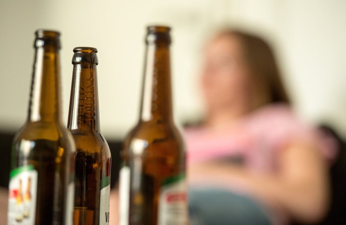 74858369 dpa sucht Symbolfoto Alkohol Alkoholismus Bier Bierflasche Saufen Sucht Betrunken.jpg