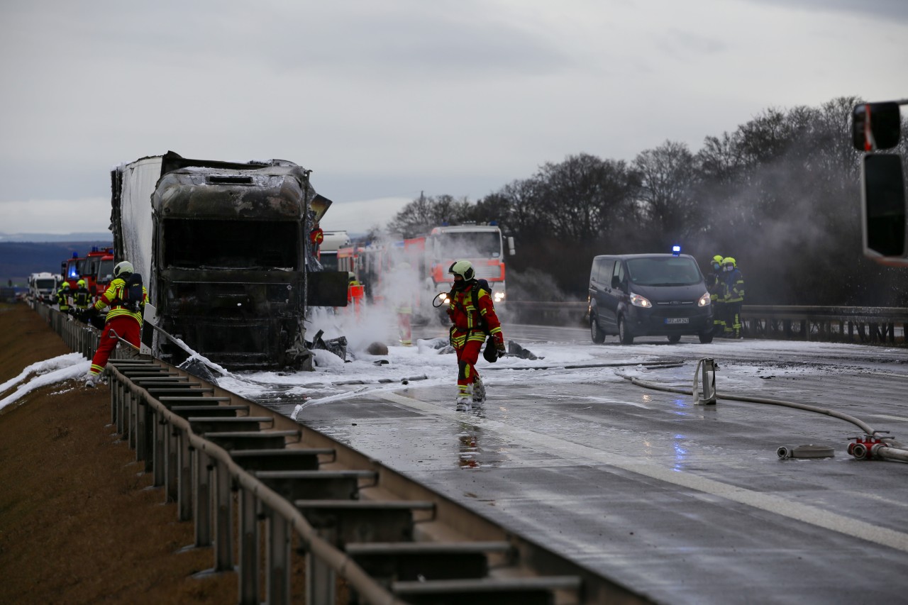 Die Autobahn musste komplett gesperrt werden.