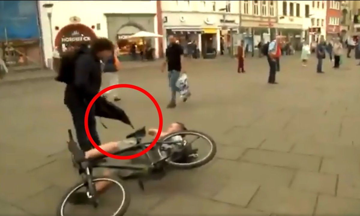 Anger Erfurt Radfahrer Regenschirm.jpg