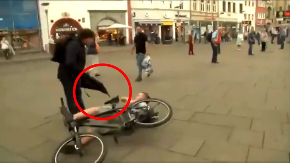 Anger Erfurt Radfahrer Regenschirm.jpg