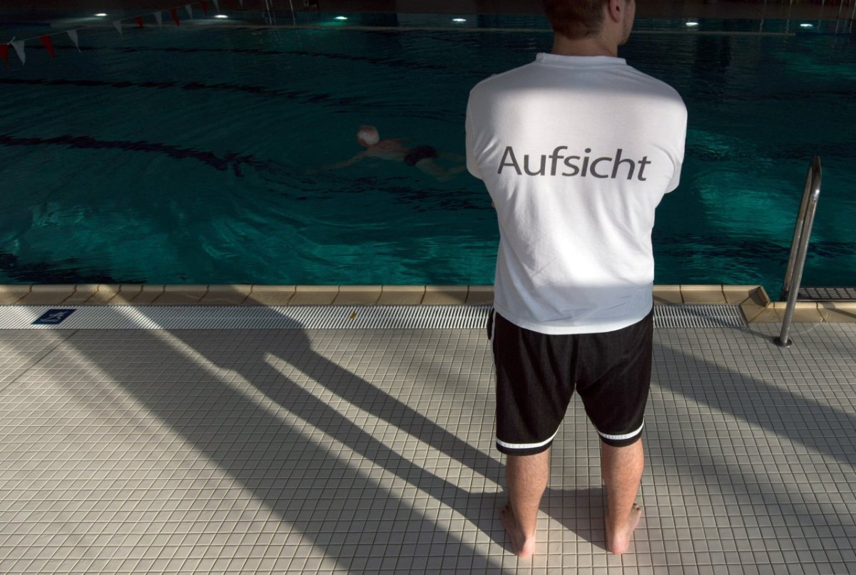 Aufsicht im Hallenbad