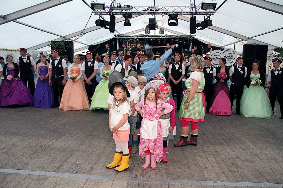 "Aufziehen" in das Festzelt mit dem Kindergarten Friemar.