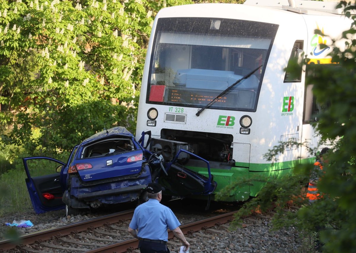 Auto kollidiert mit Regionalbahn