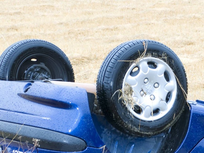 Auto überschlägt sich