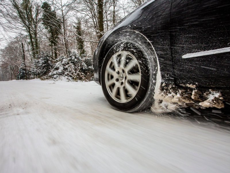 Autoreifen Schnee Wald