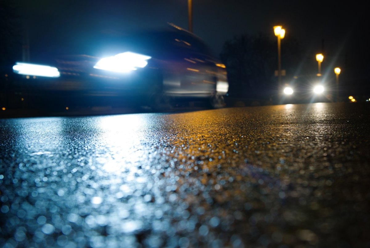 Autos mit Schweinwerfer in der Nacht