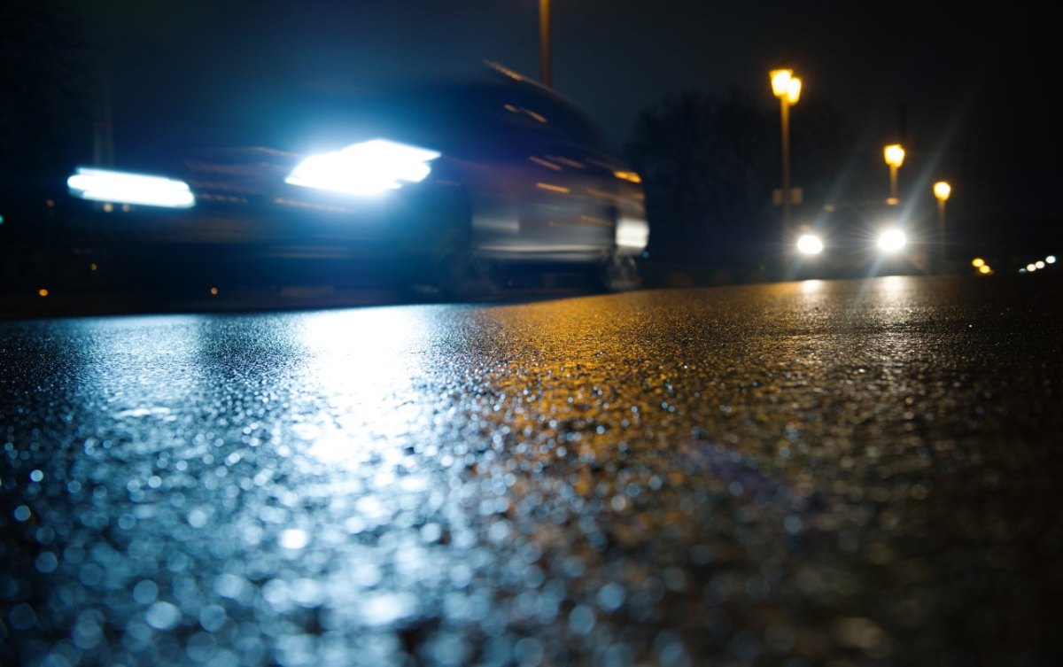 Autos mit Schweinwerfer in der Nacht