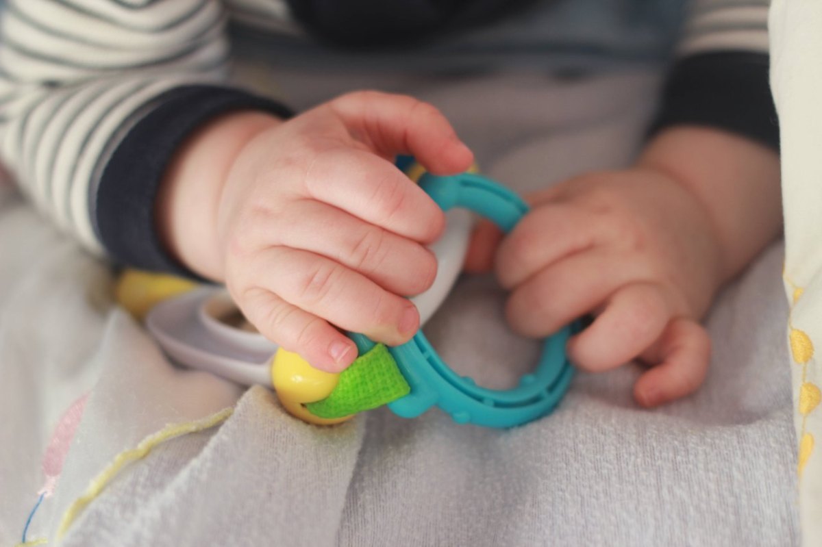 Babyhand mit Spielzeug