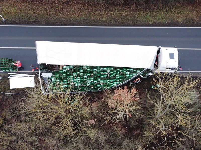 Bier-LKW verliert Ladung