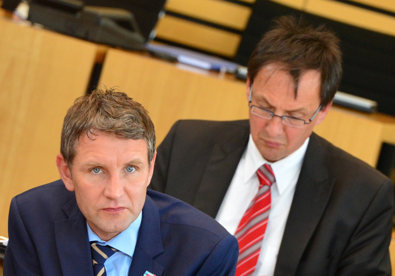 Thüringens AfD-Chef Björn Höcke und der damalige AfD-Abgeordnete Oskar Helmerich im Thüringer Landtag in Erfurt. (Archivfoto)