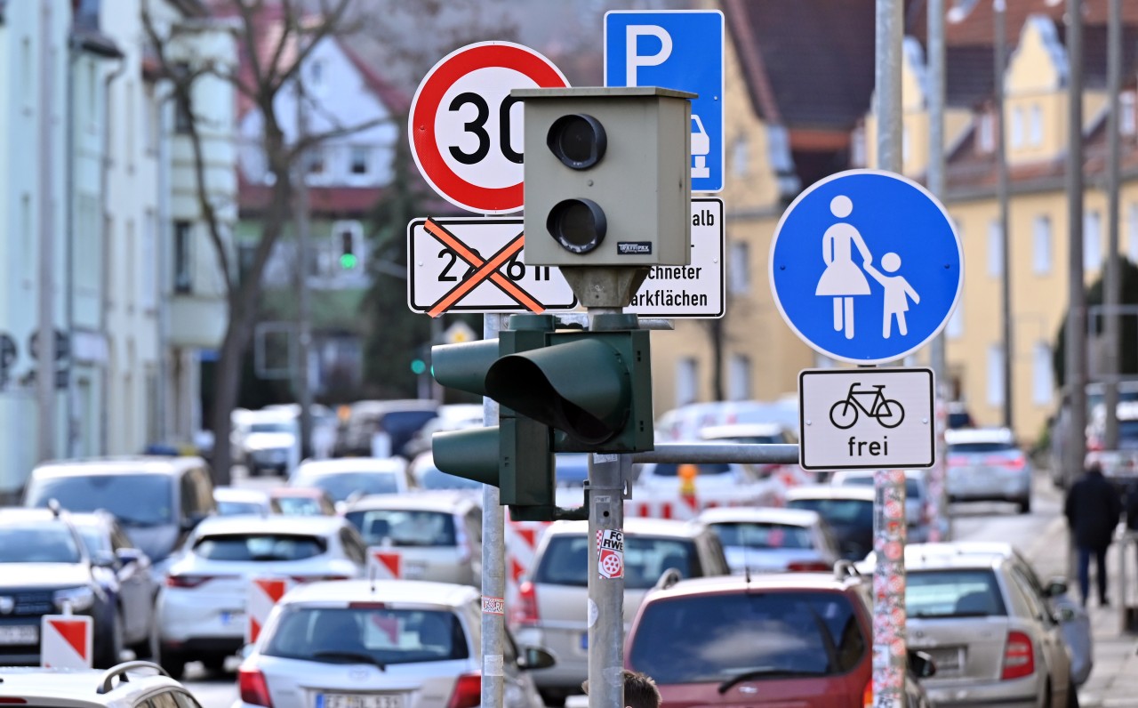 Ein neuer Blitzer hat in Erfurt den Thron erklommen. (Symbolbild)