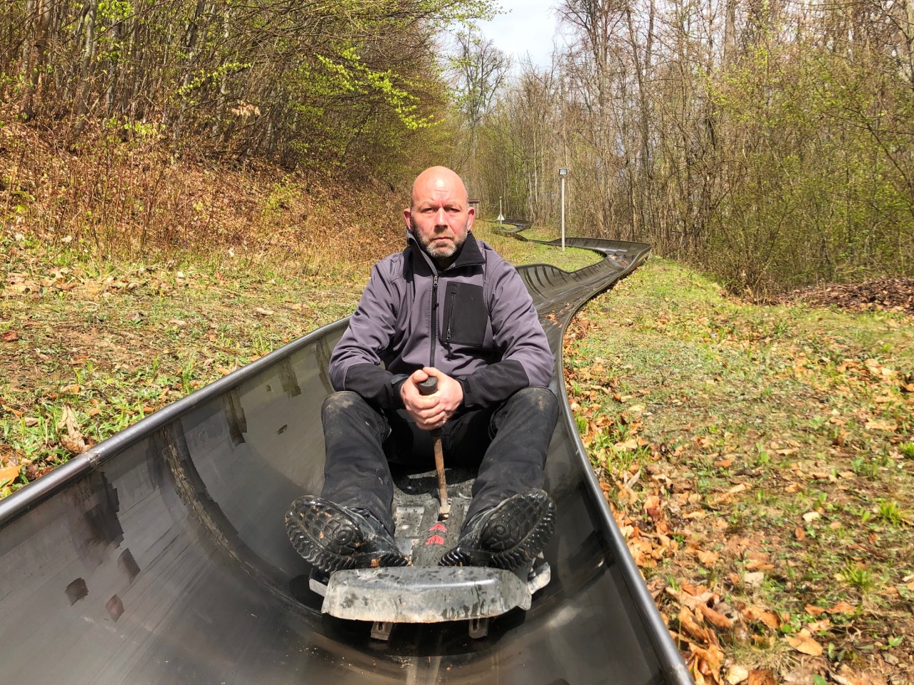 Silvio Dietzel betreibt die Sommerrodelbahn im Affenwald.