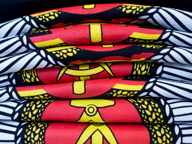  T-Shirts mit dem Wappen der DDR liegen  in Tangermünde (Sachsen-Anhalt) im Verkaufsraum des Ostprodukte-Versands. Foto:  Klaus-Dietmar Gabbert/dpa