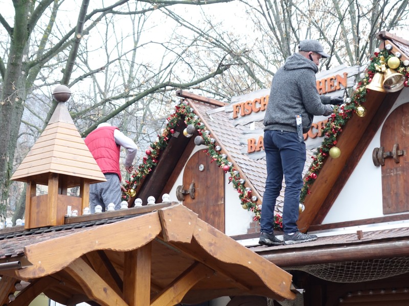 Der Weihnachtsmarkt in Erfurt 2018 öffnet am 27. November. Knapp eine Woche vorher lief der Aufbau auf dem Domplatz auf Hochtouren.