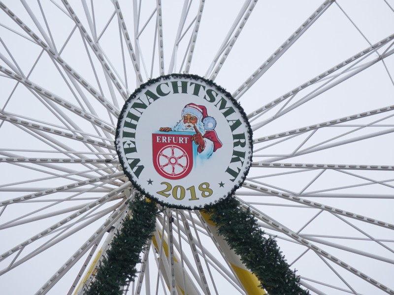 Der Weihnachtsmarkt in Erfurt 2018 öffnet am 27. November. Knapp eine Woche vorher lief der Aufbau auf dem Domplatz auf Hochtouren.