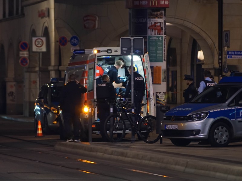 Die Polizei untersuchte bis in die Nacht das Gelände rund um den Erfurter Hauptbahnhof. Foto: Tony Schmidt