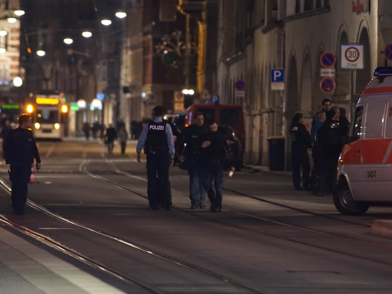 Die Polizei untersuchte bis in die Nacht das Gelände rund um den Erfurter Hauptbahnhof. Foto: Tony Schmidt