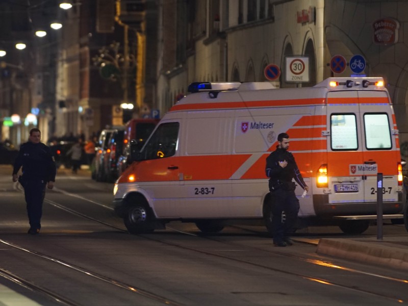 Die Polizei untersuchte bis in die Nacht das Gelände rund um den Erfurter Hauptbahnhof. Foto: Tony Schmidt