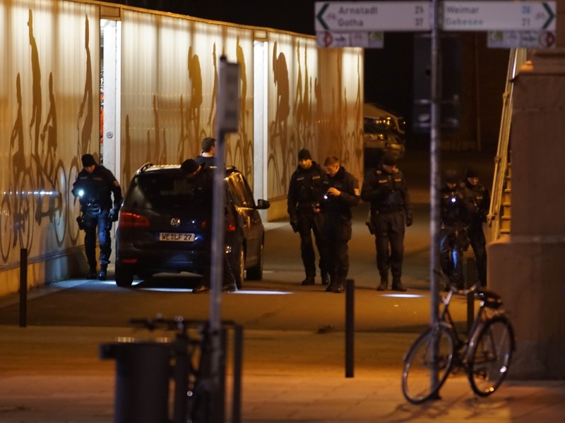 Die Polizei untersuchte bis in die Nacht das Gelände rund um den Erfurter Hauptbahnhof. Foto: Tony Schmidt