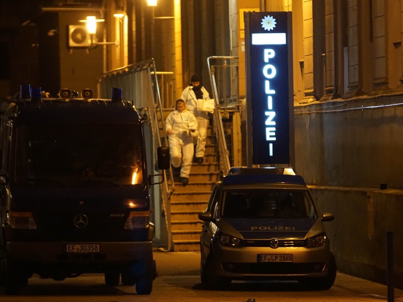 Die Polizei untersuchte bis in die Nacht das Gelände rund um den Erfurter Hauptbahnhof. Foto: Tony Schmidt