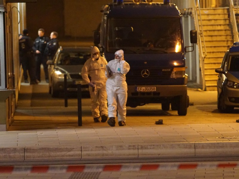 Die Polizei untersuchte bis in die Nacht das Gelände rund um den Erfurter Hauptbahnhof. Foto: Tony Schmidt