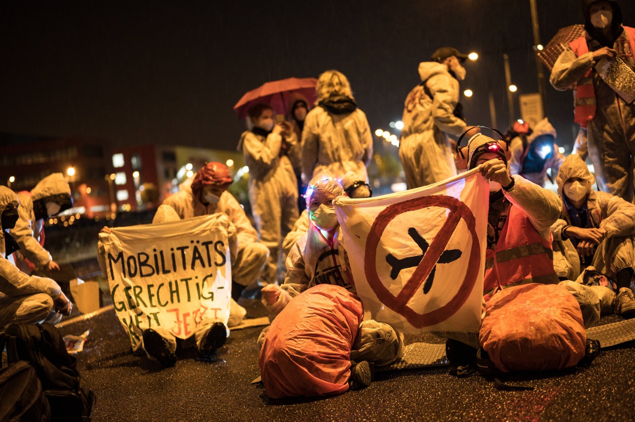 Demonstration am Flughafen Leipzig - Polizei ermittelt. 