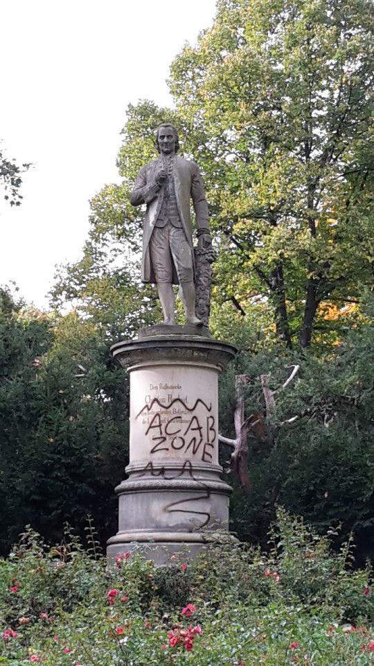 "ACAB Zone" heißt es jetzt auf dem Reichart-Denkmal in Erfurt.