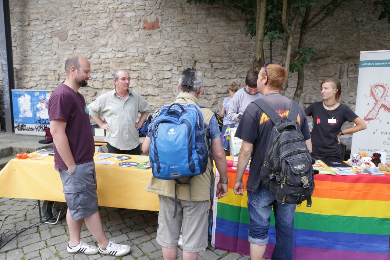 Zwei Männer informieren sich an den Infoständen.