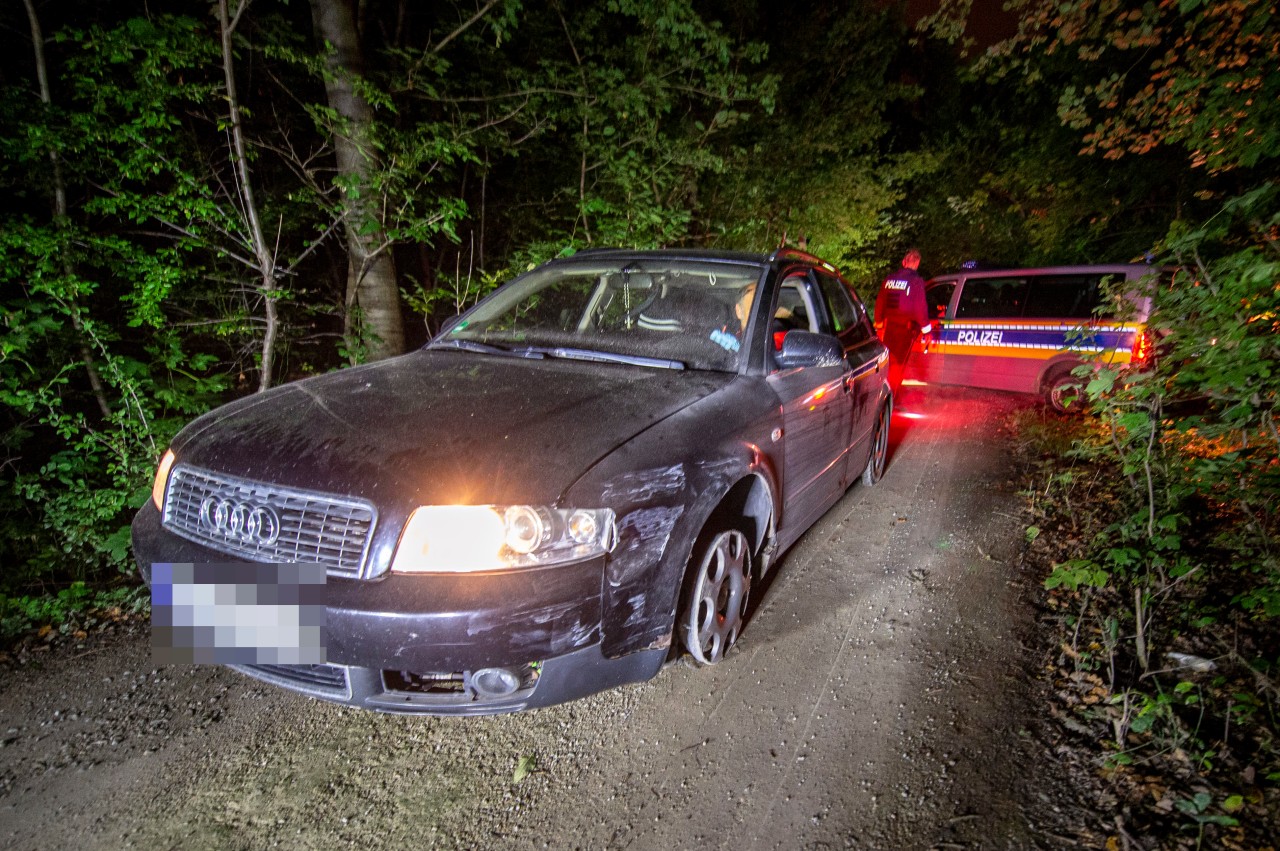 Die Polizei konnte das Auto in einem Waldstück ausfindig machen. 