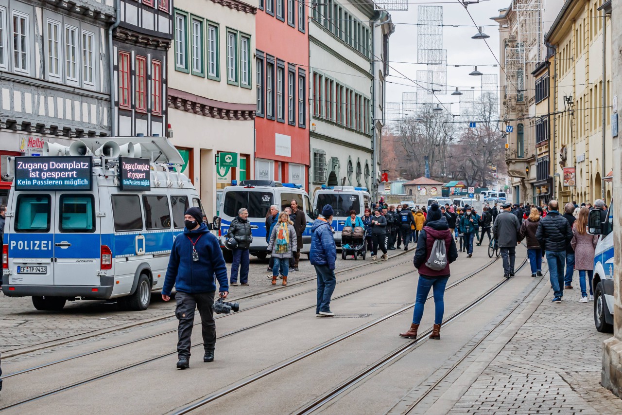 Der Zugang zum Domplatz war am Samstag in Erfurt versperrt.